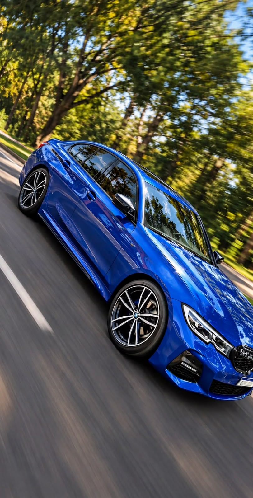 BMW Série 3 azul com rodas diamantadas