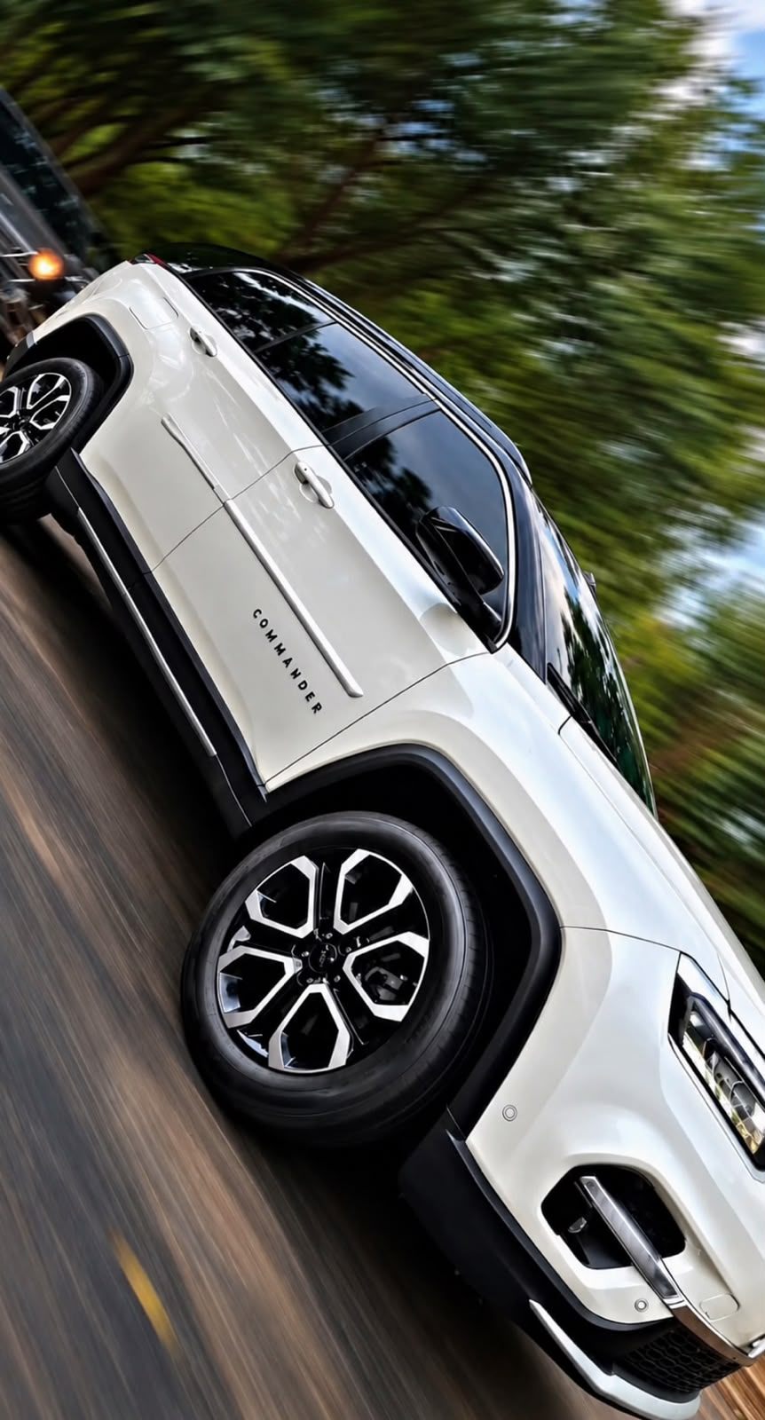 Jeep Commander branco com rodas bicolores diamantadas