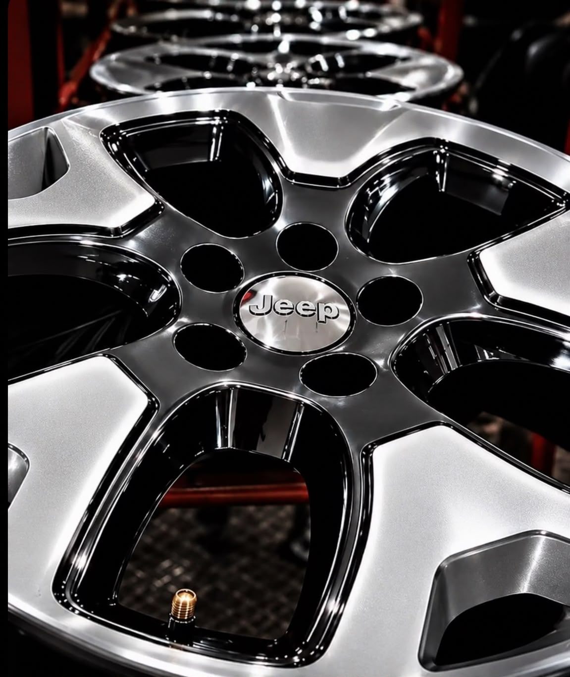 Roda original Jeep com pintura black piano e prata